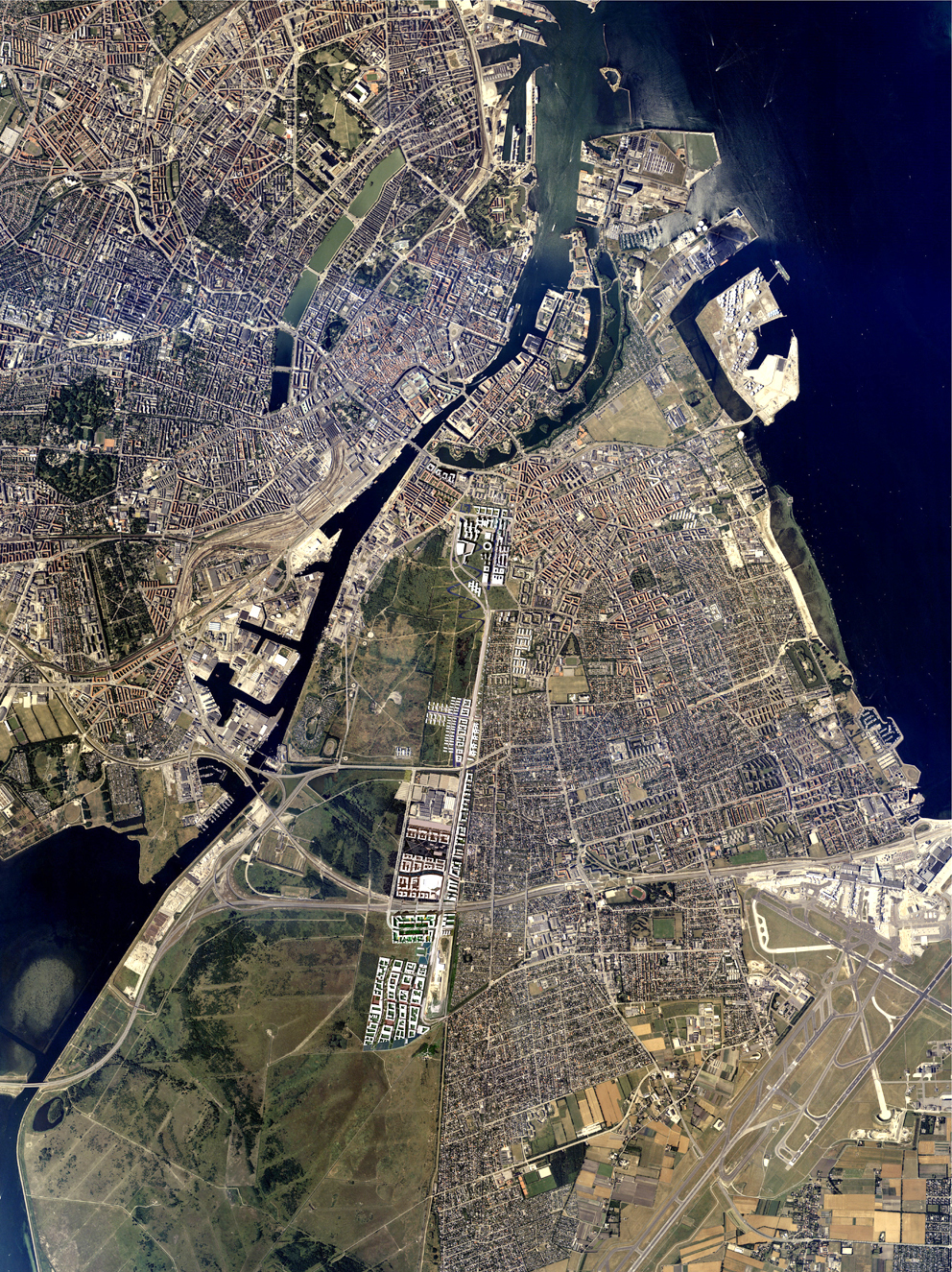 Ørestad omfatter 310 hektar, og det er ARKKI som har laget helhetsplanen for området. (Luftfoto: COWI AS. 3D-ill: ARKKI)