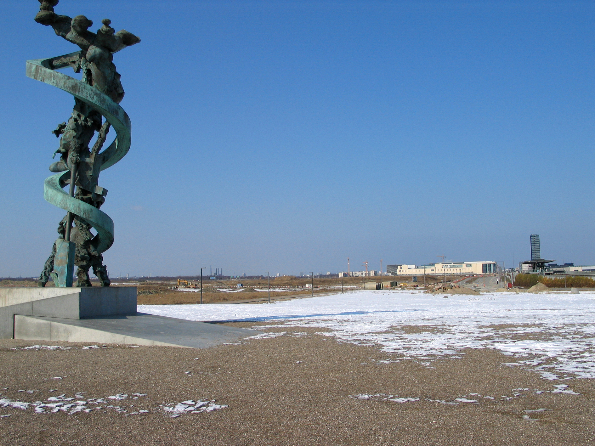 Ørestadområdet i april 2006. Det store, hvite bygget er kjøpesenteret Fields, og tårnet til høyre er Henning Larsens Ferring-bygg. (Foto: Ole Martin Larsen.)