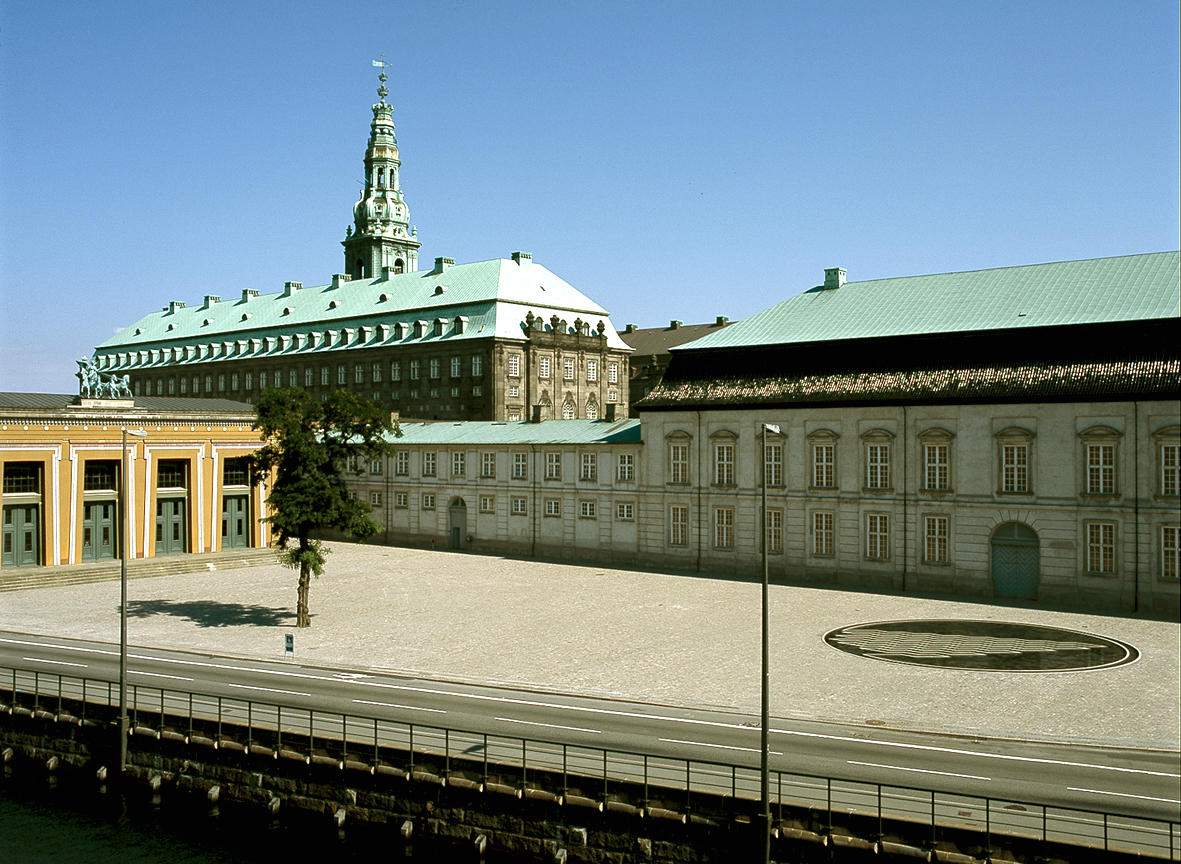 Danske landskapsarkitekter arbeider mer og mer med byrom. Bertel Thorvaldsens Plads fikk København Kulturfonds «Forskønnelsespris» etter fornyelsen i 2002. Tegnet av landskapsarkitekt Torben Schønherr, med vannkunst av kuntneren Jørn Larsen. Copyright: Skov & Landskab.