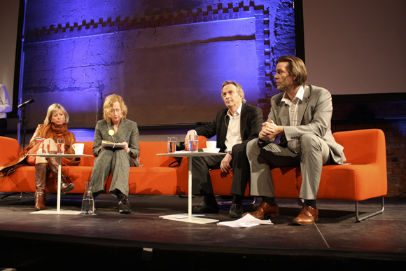 Paneldeltakerne, fra venstre Kjersti Nerseth, Lotte Sandberg, Tore I. Haugen og Wegard Harsvik, hadde forslag for det videre arbeidet med en ny norsk arkitekturpolitikk. Foto: Grete Kristin Hennissen. Paneldeltakerne, fra venstre Kjersti Nerseth, Lotte Sandberg, Tore I. Haugen og Wegard Harsvik, hadde forslag for det videre arbeidet med en ny norsk arkitekturpolitikk. Foto: Grete Kristin Hennissen.