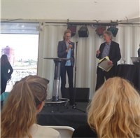 Kulturindustri-sjef i Austin, Jim Butler, hadde med seg gladnyheter fra Texas. Til venstre ordstyrer Julie Sjøwall Oftedal, strategisk leder i a-lab.Foto: Cecilie Klem Kulturindustri-sjef i Austin, Jim Butler, hadde med seg gladnyheter fra Texas. Til venstre ordstyrer Julie Sjøwall Oftedal, strategisk leder i a-lab.Foto: Cecilie Klem