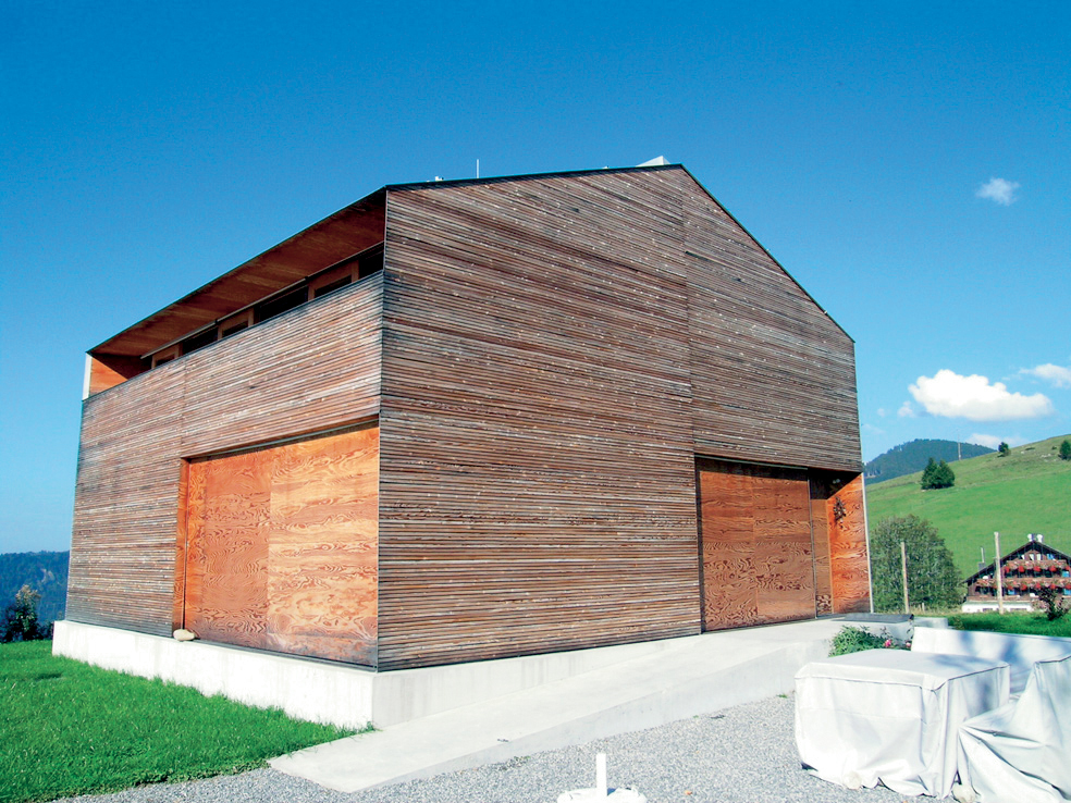 Hytte i Furx, ferdig i 2001. Grunnflaten er 60 m2. Hytten ligger på toppen av en ås med fantastisk utsikt: det er 4 store topper å se mot, og dette utnyttet marte.marte som et motiv med å lage 4 store utsiktsvinduer. Et annet tema var å skape en følelse av beskyttelse («Schutzhytte»). Bygget kan nedentil lukkes helt eller delvis med dører som skyves inn i veggen, mens man oppe har et tilbaketrukket vindusbånd. Ytterveggene er kledd med spiler i lerk. Det er ingen synlige skruer da listene er skrudd på innenfra på stendere. Dette har man kunnet gjøre fordi veggene er produsert som elementer i fabrikk og fraktet til byggeplassen.