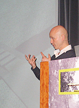 Landskapsarkitekt Inge Dahlman MNLA viste bl.a. andetrappen som leder opp fra Vågen til Stavanger torg. Foto: Marit Hovi.