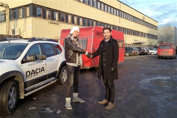 Fantastic Norways campingvognstudio ruller nå i finske skoger. Fra venstre: Pekka Ijäs og Håkon Matre Aasarød Foto: Fantastic Norway Fantastic Norways campingvognstudio ruller nå i finske skoger. Fra venstre: Pekka Ijäs og Håkon Matre Aasarød Foto: Fantastic Norway