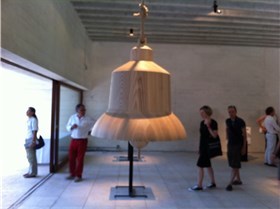 Denne klokka er Fantastic Norways bidrag på den nordiske paviljongen under arkitekturbiennalen i Venezia. Fantastic Norway stiller ut sammen med 31 andre unge arkitektkontorer fra Norge, Sverige og Finland. Foto: Grete Kristin Hennissen Denne klokka er Fantastic Norways bidrag på den nordiske paviljongen under arkitekturbiennalen i Venezia. Fantastic Norway stiller ut sammen med 31 andre unge arkitektkontorer fra Norge, Sverige og Finland. Foto: Grete Kristin Hennissen