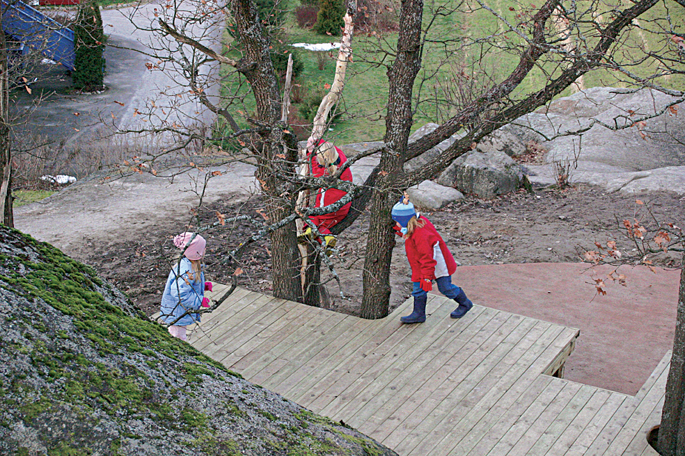 Lekeplassen på Ambjørnrød skole, prosjektert av landskapsarkitekt Hege Saxebøl Moum, ble åpnet 8. desember 2004. Foto: Hege Saxebøl Moum.