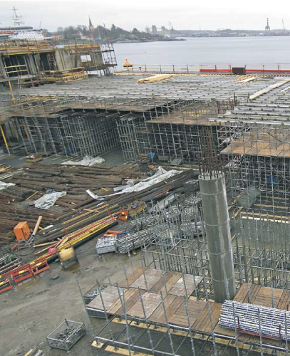 Med halve bygget i form av to fløyer over tre etasjer som henger ut over stranda, har Veidekke i Vestfold fått en formidabel bygningsteknisk utfordring i arkitektenes utforming av byggherrens visjoner. Foto: Foto: Ole R. Paulsen, Veidekke.