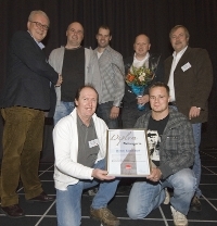 Fra venstre foran: Forskalingssnekker Odd Lauvåli og forskalingsbas Pål Bitustøl. Bak fra venstre: Konserndirektør Kai Krüger Henriksen som delte ut prisen, betongfomann Audun Kristiansen, driftsleder Tommy Pedersen, anleggsleder Odd Inge Lunden og prosjektleder Jørn Chramer. Foto: Ole R. Paulsen, Veidekke