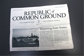 I Vogts seksjon på hovedutstillingen lå denne avisen i bunker. Den inneholder en beskrivelse av hele prosjektet «Un-common Venezia». Foto: Ingebjørg Semb I Vogts seksjon på hovedutstillingen lå denne avisen i bunker. Den inneholder en beskrivelse av hele prosjektet «Un-common Venezia». Foto: Ingebjørg Semb