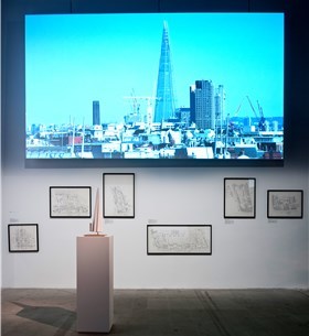 Det går en linje fra horisont til gateplan i bidraget «London Streets and Skies» på hovedutstillingen. Foto: Grete Kristin Hennissen Det går en linje fra horisont til gateplan i bidraget «London Streets and Skies» på hovedutstillingen. Foto: Grete Kristin Hennissen
