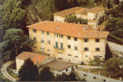 Casa Cares, flyfoto fra vest-sørvest. Kapellet ligger nederst mot venstre.