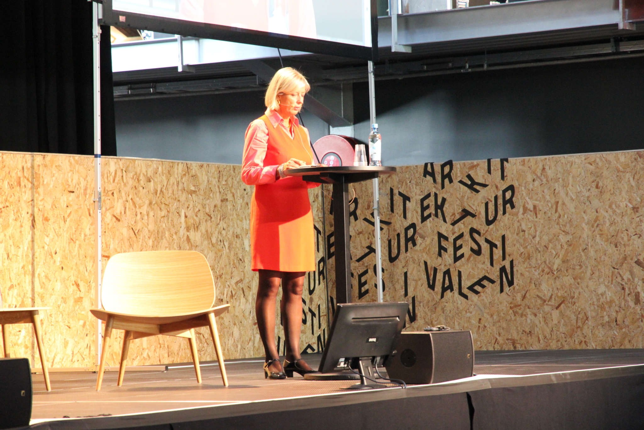 NAL-president Kjersti Nerseth ønsket rundt 600 mennesker velkommen til Arkitekturdagen 2011. Foto: Ingebjørg Semb