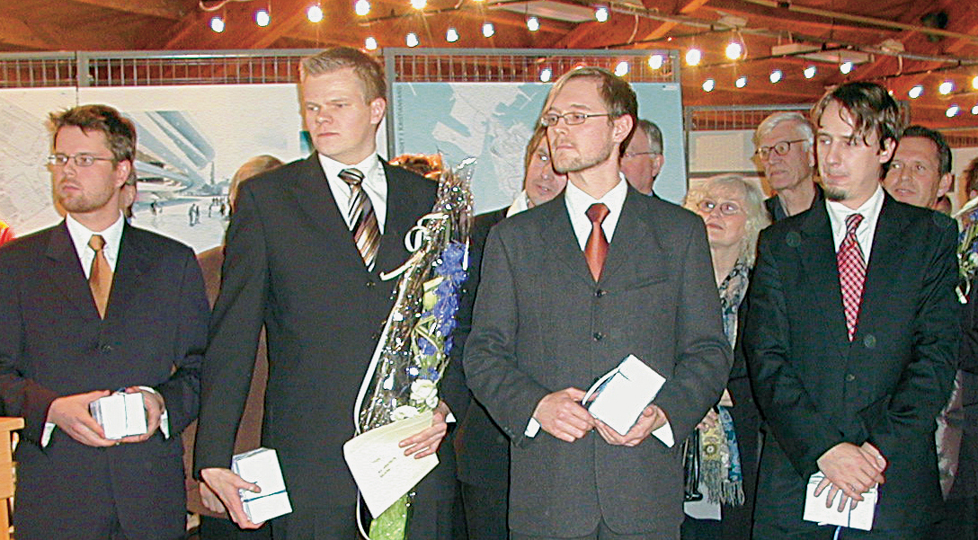 Stor stund for ungt arkitektkontor: Janne Teräsvirta, Juho Grönholm, Samuli Woolston og Antti Lassila mottar førstepremie for utkastet TUTU. Foto: Per Rygh.