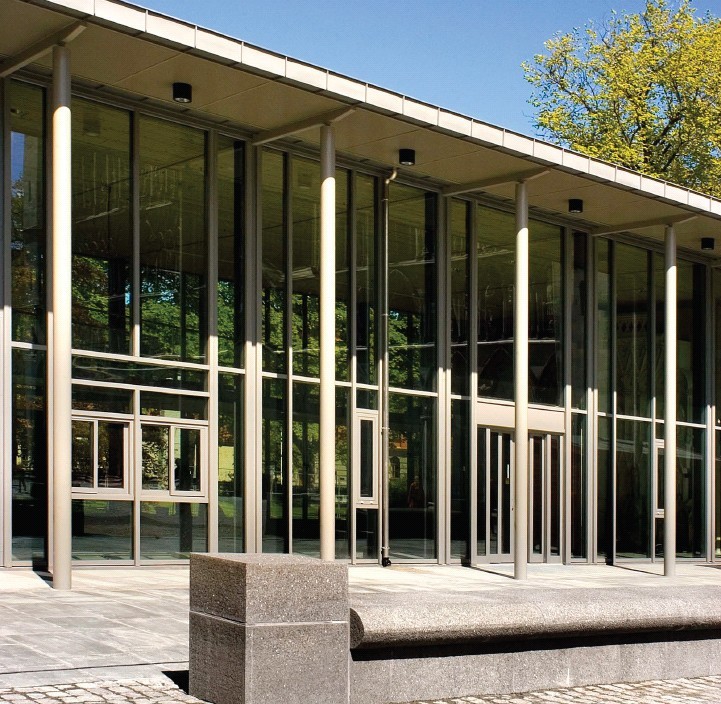 Besøkssenteret ved Nidarosdomen, Trondheim. Nytt publikumsbygg i to etasjer ved et av Norges viktigste kulturminner. Inneholder museumsbutikk, kafé, publikumsfasiliteter, møterom og utstillinger. Byggherre: Statsbygg. Arkitekt: Eggen Arkitekter AS. Rådgivende ingeniør: Myklebust AS. Stålentreprenør: Øysand Stål AS. Fotos: Norsk stålforbund. Besøkssenteret ved Nidarosdomen, Trondheim. Nytt publikumsbygg i to etasjer ved et av Norges viktigste kulturminner. Inneholder museumsbutikk, kafé, publikumsfasiliteter, møterom og utstillinger. Byggherre: Statsbygg. Arkitekt: Eggen Arkitekter AS. Rådgivende ingeniør: Myklebust AS. Stålentreprenør: Øysand Stål AS. Fotos: Norsk stålforbund.