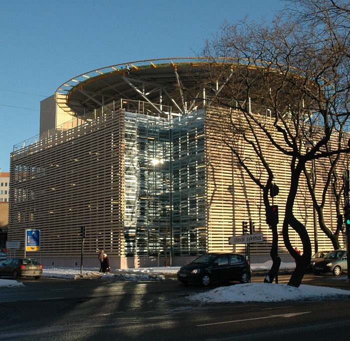 Ullevål Parkeringshus, Oslo. Nytt parkeringshus i sju etasjer for 326 biler med helikopterlandingsplass på taket for direkte forbindelse til sykehusets akuttmottak via heis og gangbro. Byggherre: Ullevål Universitetssykehus. Arkitekt: ØKAW AS. Rådgivende ingeniør: Reinertsen Engineering AS. Stålentreprenør: PPTH Oy (nå: Ruukki Construction). Ullevål Parkeringshus, Oslo. Nytt parkeringshus i sju etasjer for 326 biler med helikopterlandingsplass på taket for direkte forbindelse til sykehusets akuttmottak via heis og gangbro. Byggherre: Ullevål Universitetssykehus. Arkitekt: ØKAW AS. Rådgivende ingeniør: Reinertsen Engineering AS. Stålentreprenør: PPTH Oy (nå: Ruukki Construction).