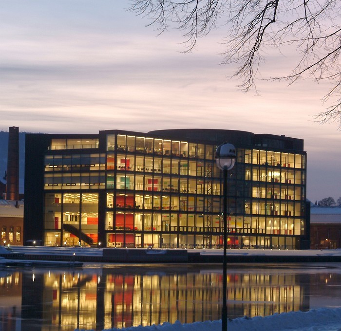 Papirbredden, Drammen. Drammens nye kunnskapspark i fem etasjer med Høgskolen i Buskerud (HiBu), Handelshøyskolen BI BI Buskerud, Høgskolen i Telemark (HiT), Drammen bibliotek og Buskerud fylkesbibliotek. Byggherre: Entra Eiendom AS og Drammen Eiendom KF. Arkitekt: LPO Arkitektur og Design. Rådgivende ingeniør: Hill Statik AB. Stålentreprenør: Contiga AB. Foto: Devegg Ruud Papirbredden, Drammen. Drammens nye kunnskapspark i fem etasjer med Høgskolen i Buskerud (HiBu), Handelshøyskolen BI BI Buskerud, Høgskolen i Telemark (HiT), Drammen bibliotek og Buskerud fylkesbibliotek. Byggherre: Entra Eiendom AS og Drammen Eiendom KF. Arkitekt: LPO Arkitektur og Design. Rådgivende ingeniør: Hill Statik AB. Stålentreprenør: Contiga AB. Foto: Devegg Ruud