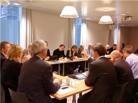 Det var fullt rundt bordet på KRDs høringsmøte. Foto: Nora Aursand Iversen