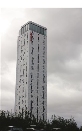 Det grenser til dårlig stemning forbi det 21 etasjer høye Scandic hotell ved Rosenborgs hjemmebane. Foto: Ingebjørg Semb Det grenser til dårlig stemning forbi det 21 etasjer høye Scandic hotell ved Rosenborgs hjemmebane. Foto: Ingebjørg Semb
