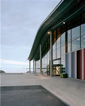 Larvik kulturhus Bølgen har fått sitt navn etter kulturhusets karakteristiske tak.Foto: Stig Jensen Larvik kulturhus Bølgen har fått sitt navn etter kulturhusets karakteristiske tak.Foto: Stig Jensen