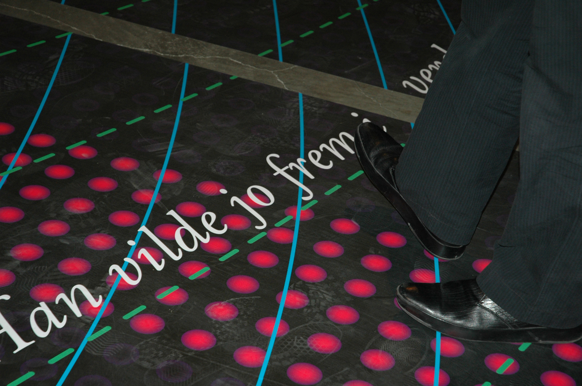 Gary Bates var også opptatt av en grammatikk for arkitektur. Her står han oppå sitater fra norsk litteratur som handler om rom og romopplevelse.