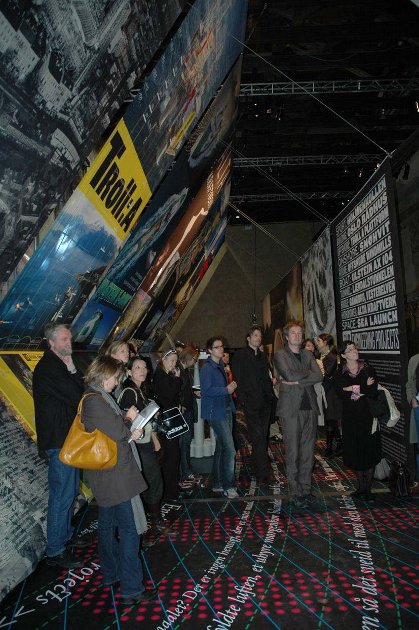 Utstillingsarkitekt har vært Ghilardi+Hellsten Arkitekter.