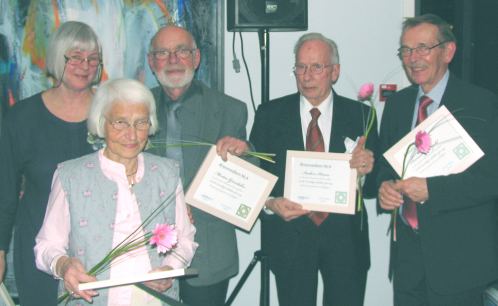 Under festmiddagen i Trondheim fikk de tilstedeværende av NLAs æresmedlemmer håndfast heder, det vanket diplom til Guri Vallevik Håbjørg (t.v.), Karen Permin, Morten Grindaker, Anders Kvam og Sveinung Skjold.
