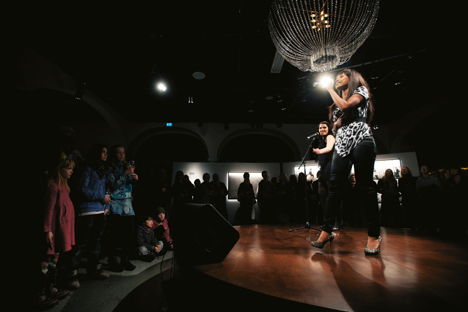 Over: Norsk-kenyanske Stella Mwangi sang under den dekadente Europa-lysekronen på åpningen av «Drømmen om Europa» 13. februar. Foto: Kyrre Lien
Under: David Adjaye. Foto: Cornelius Poppe/Nobels Fredssenter