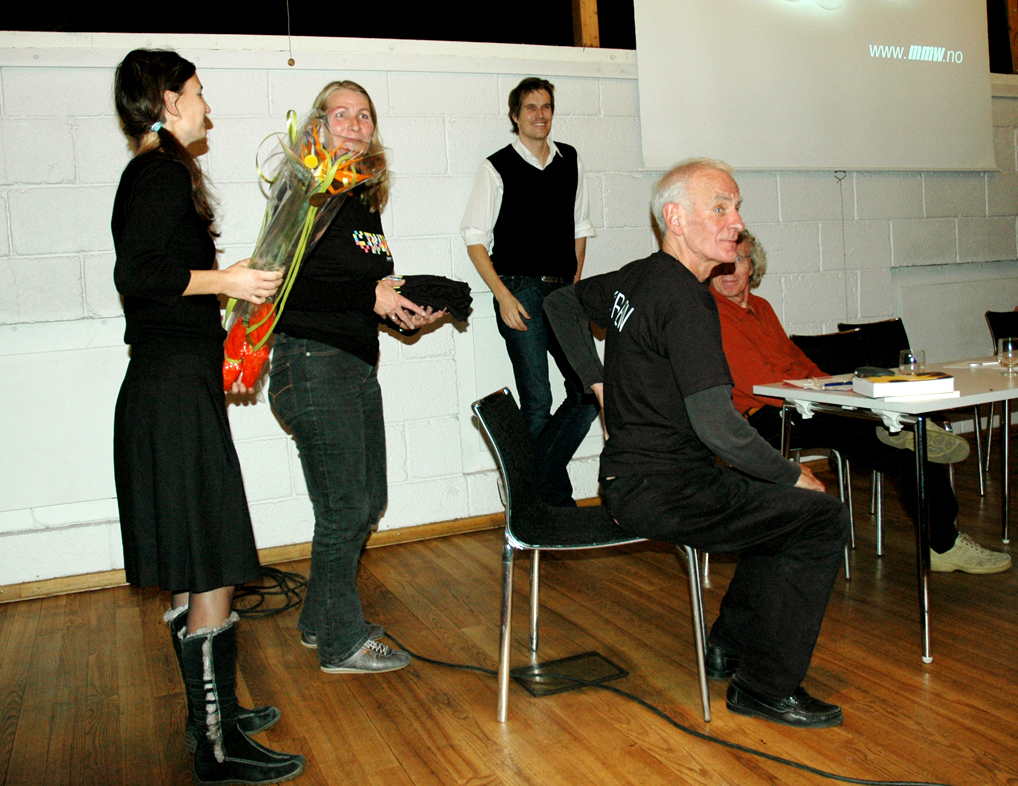 Debatten ble avsluttet med blomster og t-skjorter til innlederne fra Alessandra Kosberg (t.v.) og Lise Rystad. Videre ser vi debattant Magne Magler Wiggen og møteleder Jan Carlsen. Foto: OAF.