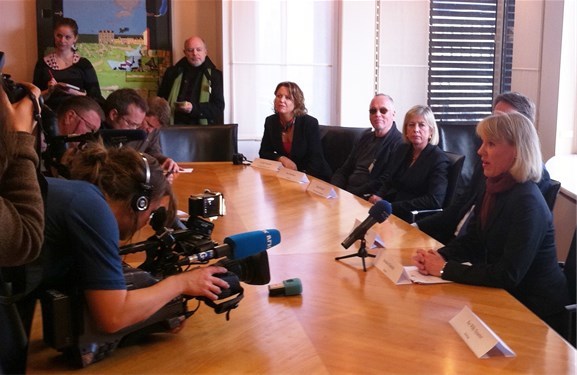 President i NAL Kjersti Nerseth (nummer tre fra høyre) flankerte kulturminister Anniken Huitfeldt (t.h) da den endelige vinneren av oppdraget på Vestbanen ble offentliggjort kvart over tolv i formiddag. Foto: Grete Kristin Hennissen President i NAL Kjersti Nerseth (nummer tre fra høyre) flankerte kulturminister Anniken Huitfeldt (t.h) da den endelige vinneren av oppdraget på Vestbanen ble offentliggjort kvart over tolv i formiddag. Foto: Grete Kristin Hennissen