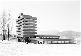 Asker Rådhus sto ferdig i 1963, og var grunnlaget for at arkitektene, Kjell Lund og Nils Slaatto, fikk Betongtavlen i 1964. Foto: Teigens Fotoatelier / DEXTRA Photo