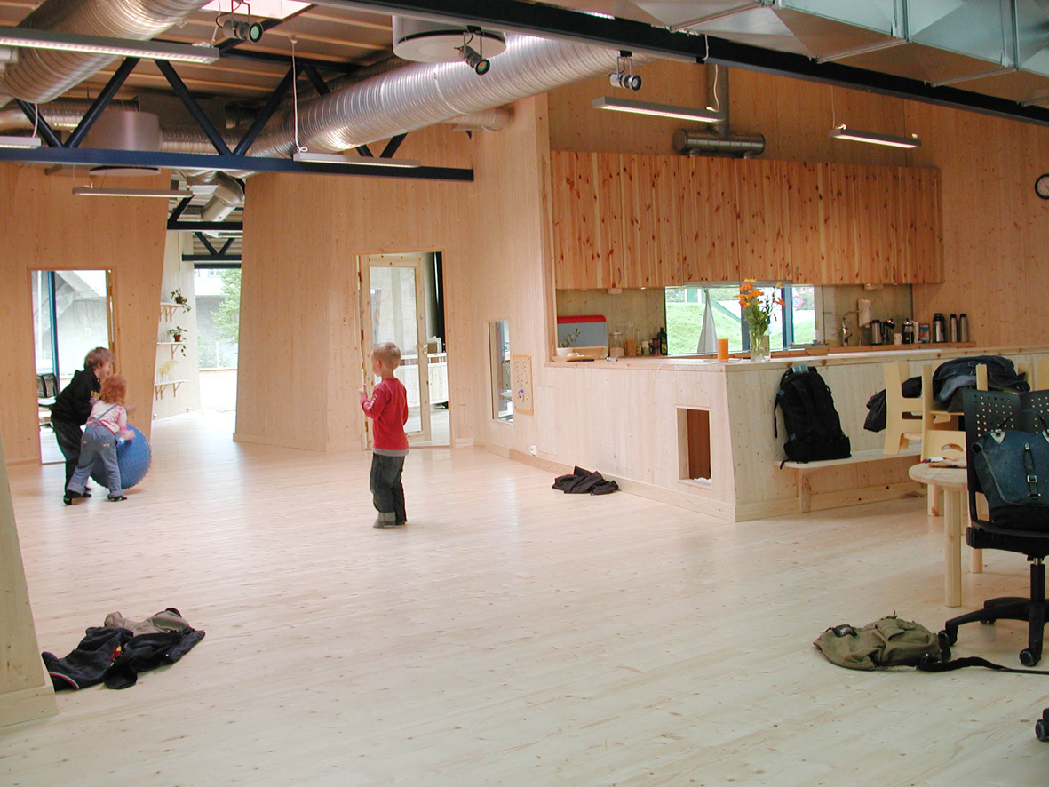 Mangeartet tumleplass og god takhøyde med mye treverk preger den nye Svartlamoen barnehage i Trondheim. Foto: Bjørn Lønnum Andreassen.