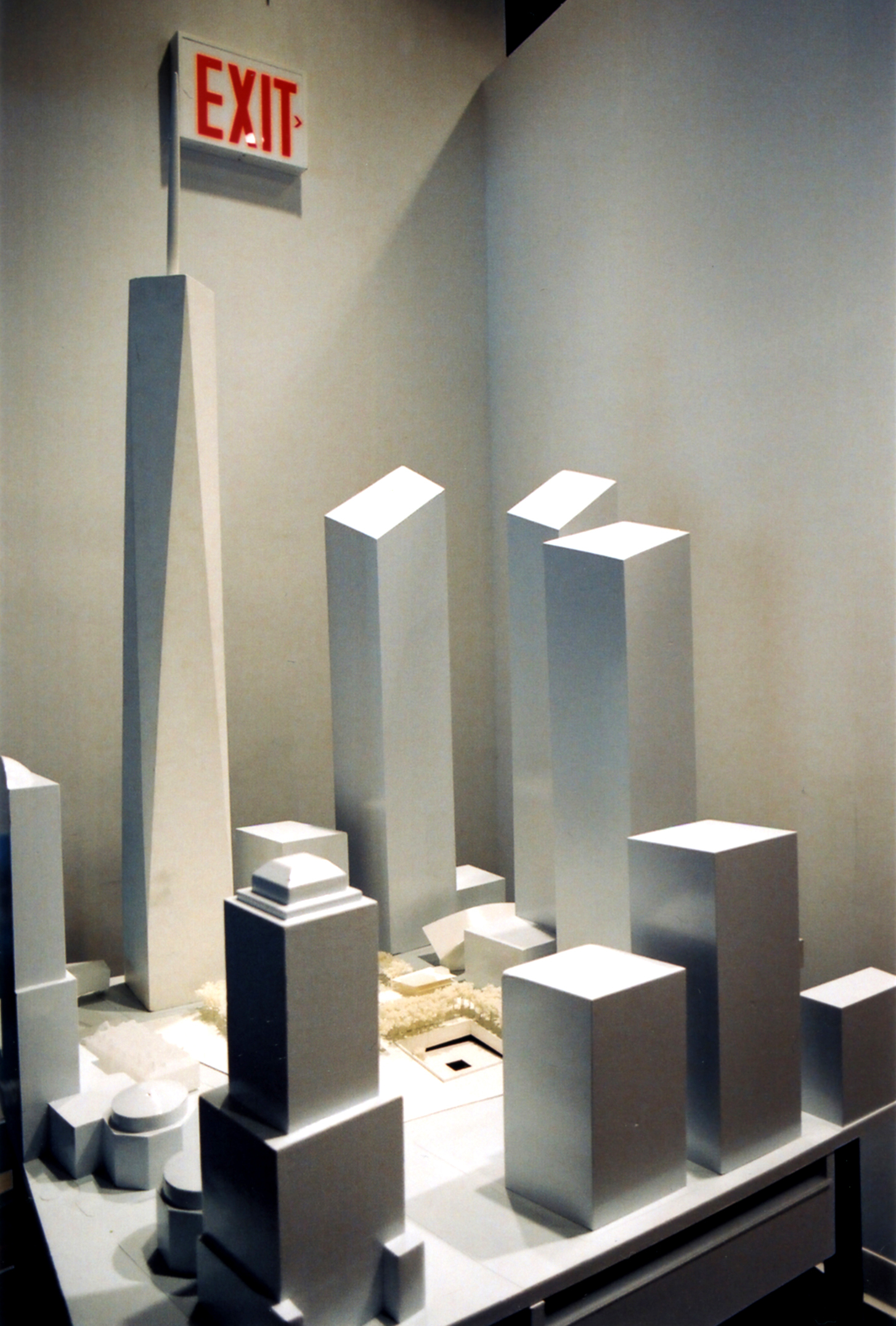 I et av kontorets hjørner sto en Ground Zero-modell.