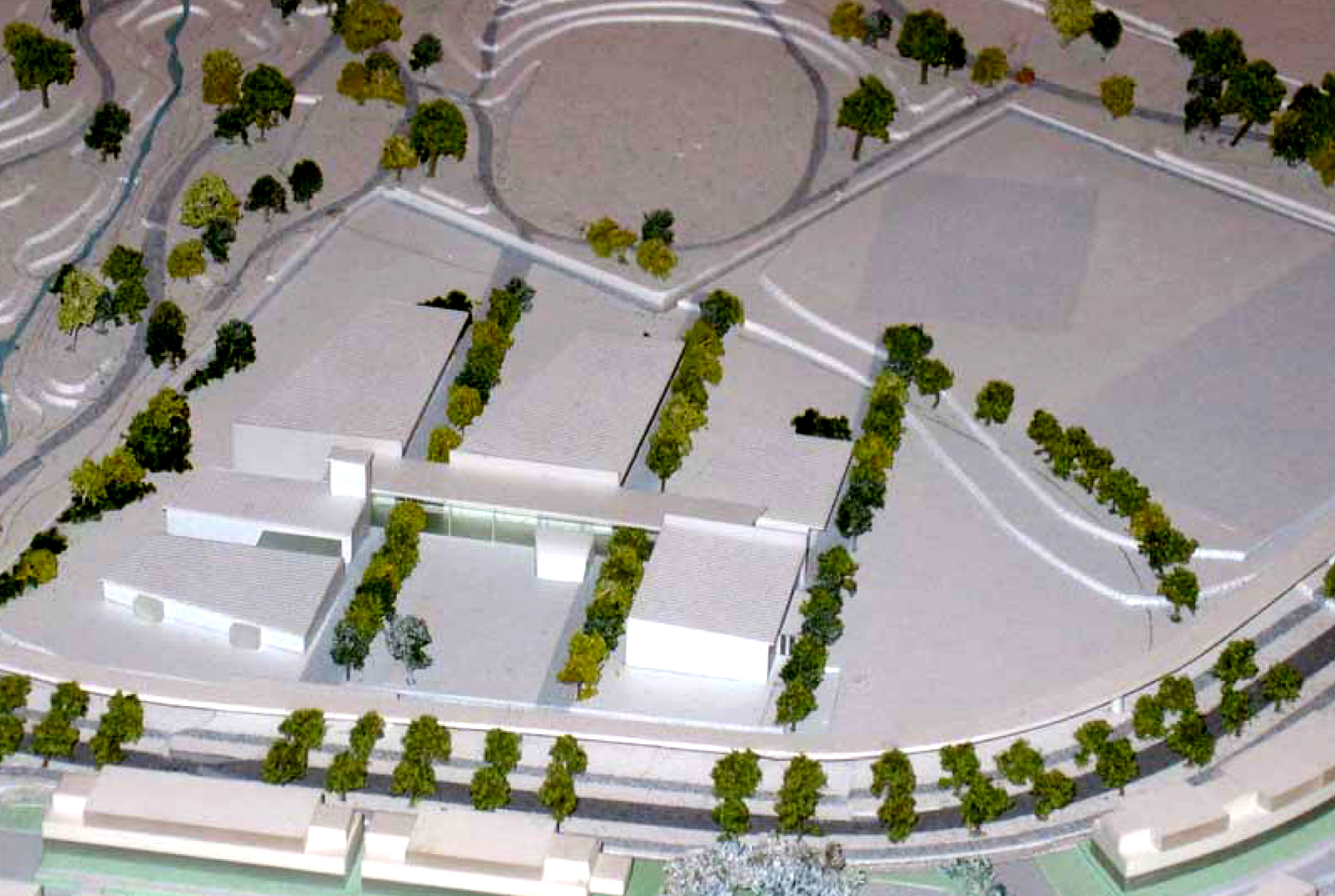 Modell av «finalisten» Stornøyd, tegnet av Arkitektgruppen lille frøen as, med seks atskilte bygningsvolumer, bundet sammen av gate. Modell: Nordic 3D AS. Modell av «finalisten» Stornøyd, tegnet av Arkitektgruppen lille frøen as, med seks atskilte bygningsvolumer, bundet sammen av gate. Modell: Nordic 3D AS.