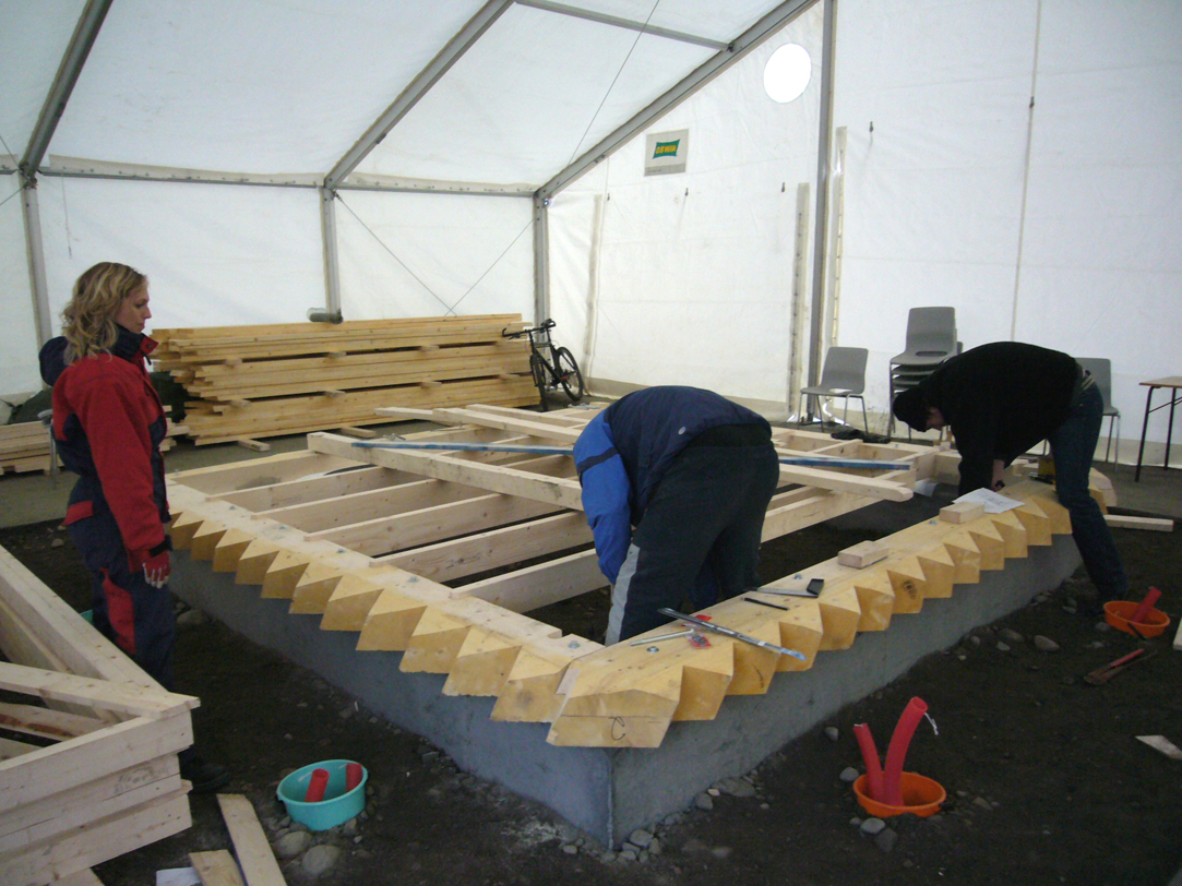 Grunnsviller med tannsnitt for å oppta veggbjelker. Bjelkene ble produsert fra studentenes datafil på CNC-maskin hos Trebyggeriet AS.