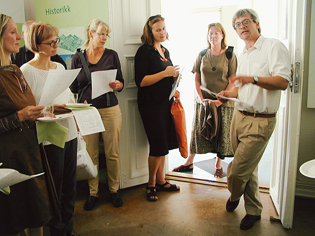 Chris Butters, prosjektleder fra 1998 til 2003, ønsker velkommen til Nordahl Bruns gate 18, dit NABU flyttet sommeren 2001 og ble rundt et år. Foto: Olav Ødegården. Chris Butters, prosjektleder fra 1998 til 2003, ønsker velkommen til Nordahl Bruns gate 18, dit NABU flyttet sommeren 2001 og ble rundt et år. Foto: Olav Ødegården.