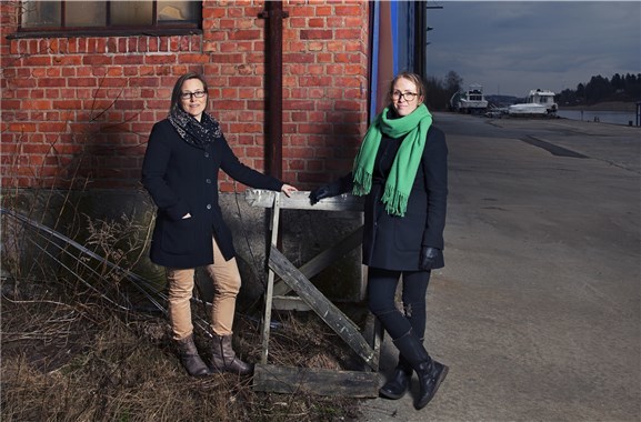 Gamle Sarpsborg mekaniske verksted på Greåker er nå båtopplag. Bygningen har vært tilstandsvurdert for en verneverdi-vurdering, som trolig
skal til politisk behandling. Karoline Bergdal (t.h.), arkitekt i Enhet for plan og samfunnsutvikling og Charlotte Iversen, miljøvernsjef i Sarpsborg
kommune, har hatt ansvaret for Framtidens bygg i kommunen.  Foto: Ingvil Skeie Ljones