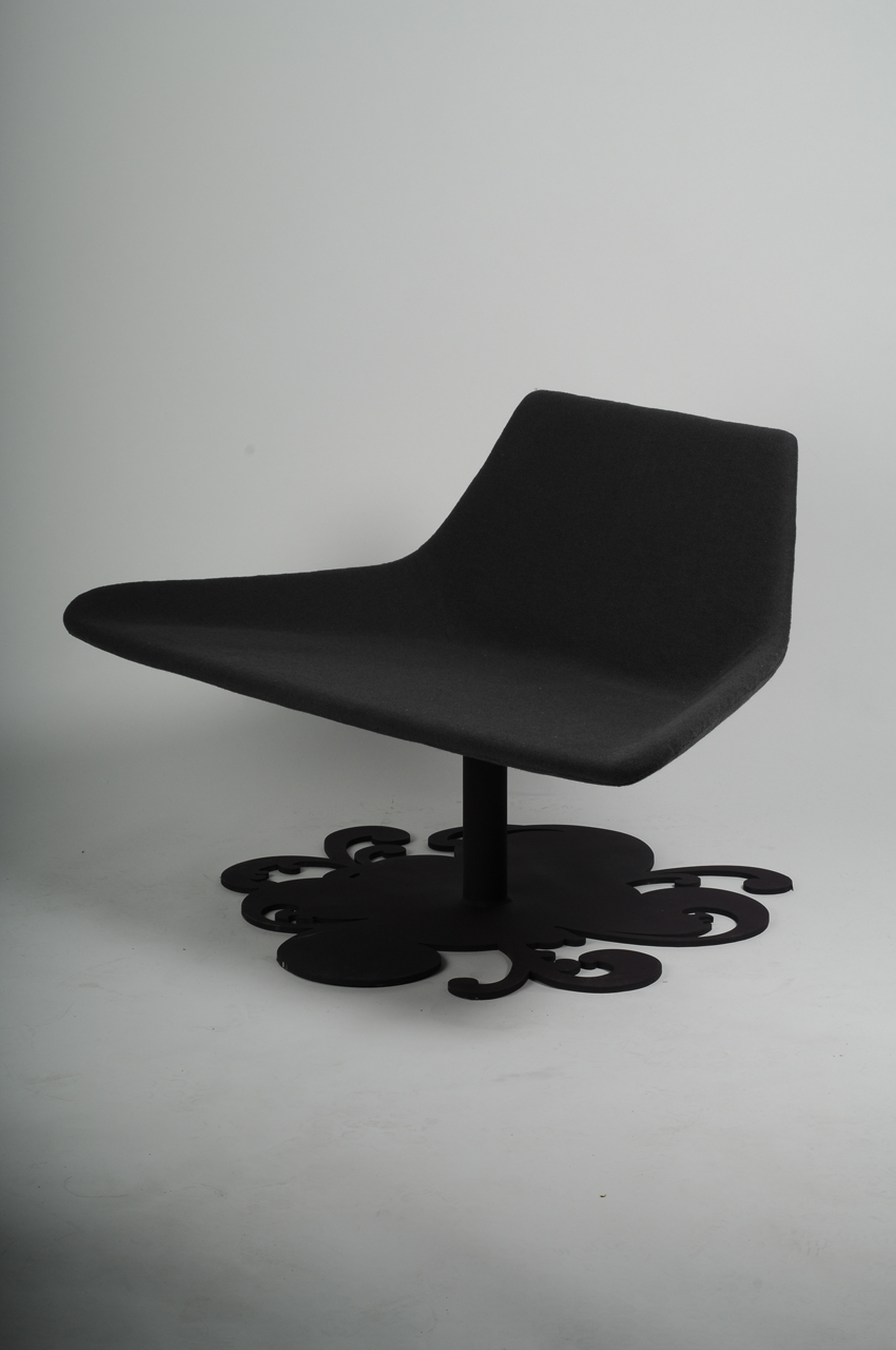 Stolen ROSE, designet av Runa Klock, mastergradstudent ved KHIO, vant 1. premie i studentkonkurransen. Juryen kommenterer: ROSE er en polstret loungestol tenkt spesielt for hvileområder i offentlige bygg. Designeren har på en overbevisende måte klart å harmonere det kontrastfylte uttrykket mellom understellet i stål og den polstrede sitteenheten. Det særegne understellet laget i laserskjært stål, inspirert av norsk rosemaling, er stilisert på en elegant måte. Stolen er romslig og inviterer til variasjon mellom ulike- og sågar utradisjonelle sittestillinger. Stolen har fått et helhetlig og originalt uttrykk. Foto: Designers Saturday.