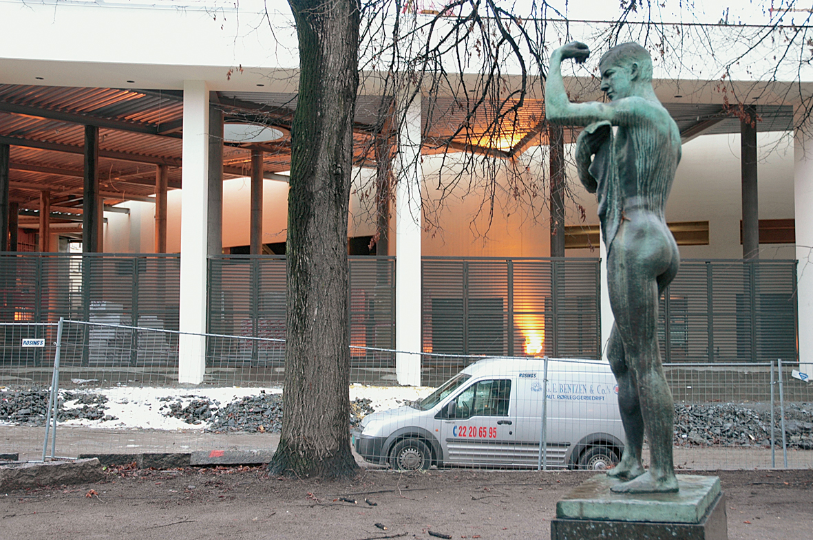 Foran Bislett Bad står Anders Svars skulptur Foran Bislett Bad står Anders Svars skulptur