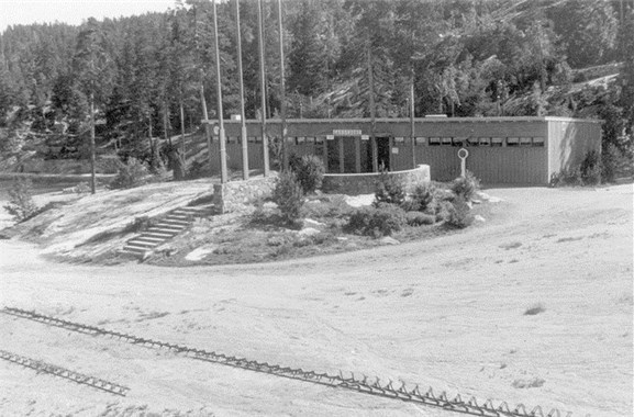Omkledningspaviljongen i tre slik den så ut mot slutten av 1930-tallet. Sykkelstativet i forgrunnen antyder mengden badegjester. Foto: Fotograf ukjent/Oslo Byarkiv/Oslo Museum Omkledningspaviljongen i tre slik den så ut mot slutten av 1930-tallet. Sykkelstativet i forgrunnen antyder mengden badegjester. Foto: Fotograf ukjent/Oslo Byarkiv/Oslo Museum