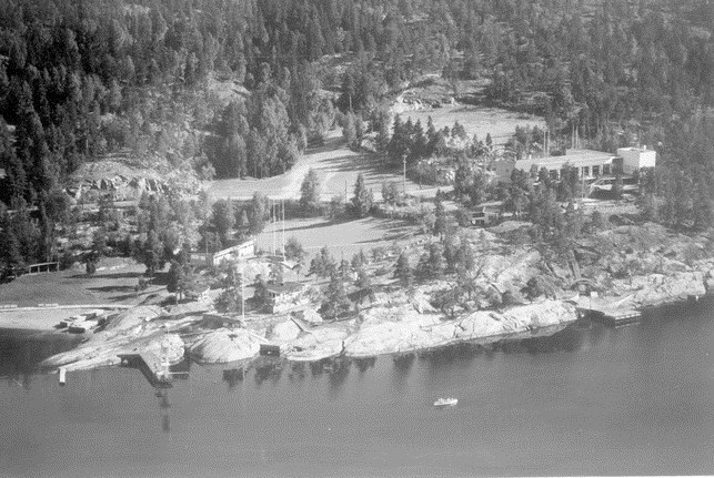 Flyfoto av Ingierstrand etter at den store restauranten (t.h.) i betong sto ferdig. Årstall ukjent. Foto: Fotograf ukjent/Oslo Byarkiv/Oslo Museum