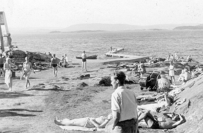 Badeliv i 1947. Stranden sett mot den lange, smale flytebryggen, med stupetårnet til venstre. Foto: Fotograf ukjent/Oslo Museum/Oslo Byarkiv 