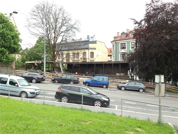 Over veien for Transformer-arenaen ligger bydelsparken Idioten. Den bratte gressletta i enden av parken skal brukes som publikumsområde under kveldens konsert. Over veien for Transformer-arenaen ligger bydelsparken Idioten. Den bratte gressletta i enden av parken skal brukes som publikumsområde under kveldens konsert.
