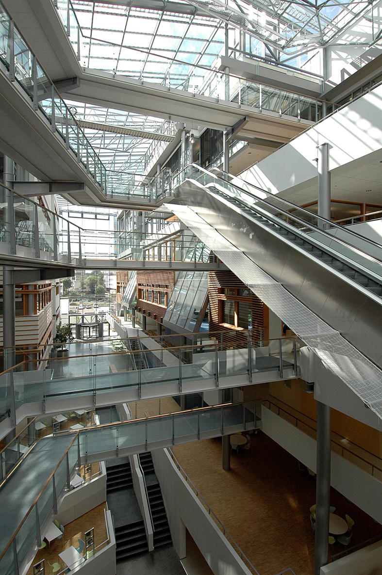 Fra sentralhallen, med kommunikasjonsbruer mot sør.