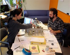 Samarbeid i prosjektrommet, her med Bothner-By og en av de fagansvarlige,  Gazi Özcan. Foto: Kristin Gaukstad