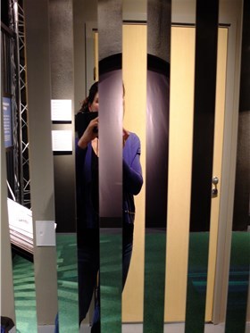 Ved hjelp av speil blir publikum bevisst sin egen tilstedeværelse i utstillingsrommene. Selfie/foto: Annelise Bothner-By