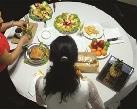 Et av romáutstillingens sju temaer er bryllupstradisjoner. Bothner-By brukte «Bordfilmer» i dokumentasjonsrommet og i et bryllupsrom for å få til dialog. Foto: Fredrik Birkelund
