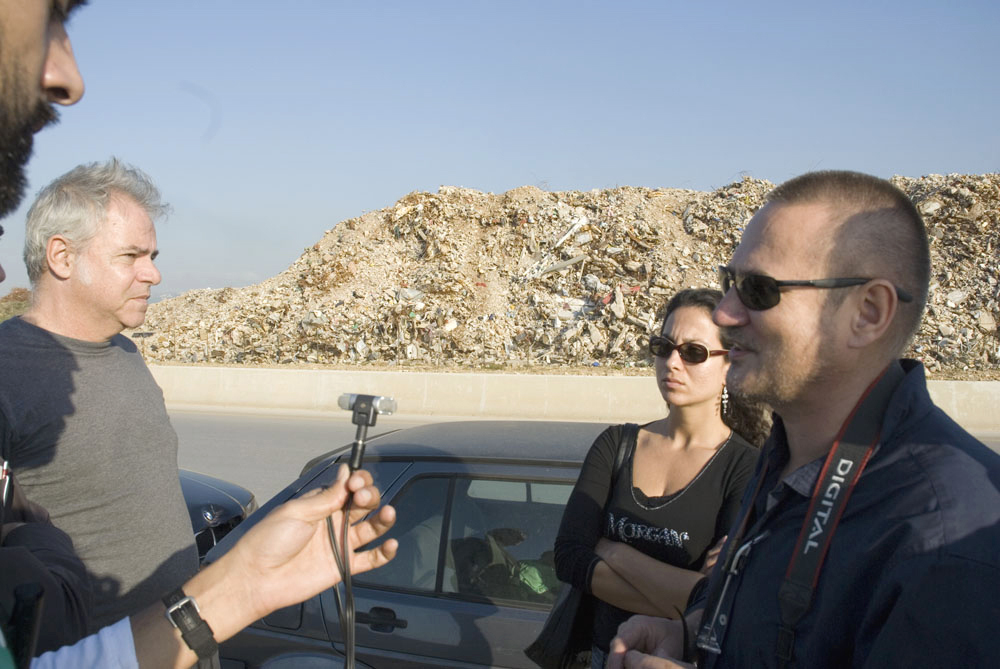 Nederlandske Partizan Publik dokumenterte ødeleggelsene og diskusjonene på hvert sted. Her tar de opp samtalen mellom Michael Stanton (t.v.) fra AUB/Princeton, Nienke Nauta fra Pearl Foundation og Ole Møystad. I bakgrunnen bortkjørt bygningsmasse fra Dahieh. Foto: Aukje Dekker. Nederlandske Partizan Publik dokumenterte ødeleggelsene og diskusjonene på hvert sted. Her tar de opp samtalen mellom Michael Stanton (t.v.) fra AUB/Princeton, Nienke Nauta fra Pearl Foundation og Ole Møystad. I bakgrunnen bortkjørt bygningsmasse fra Dahieh. Foto: Aukje Dekker.