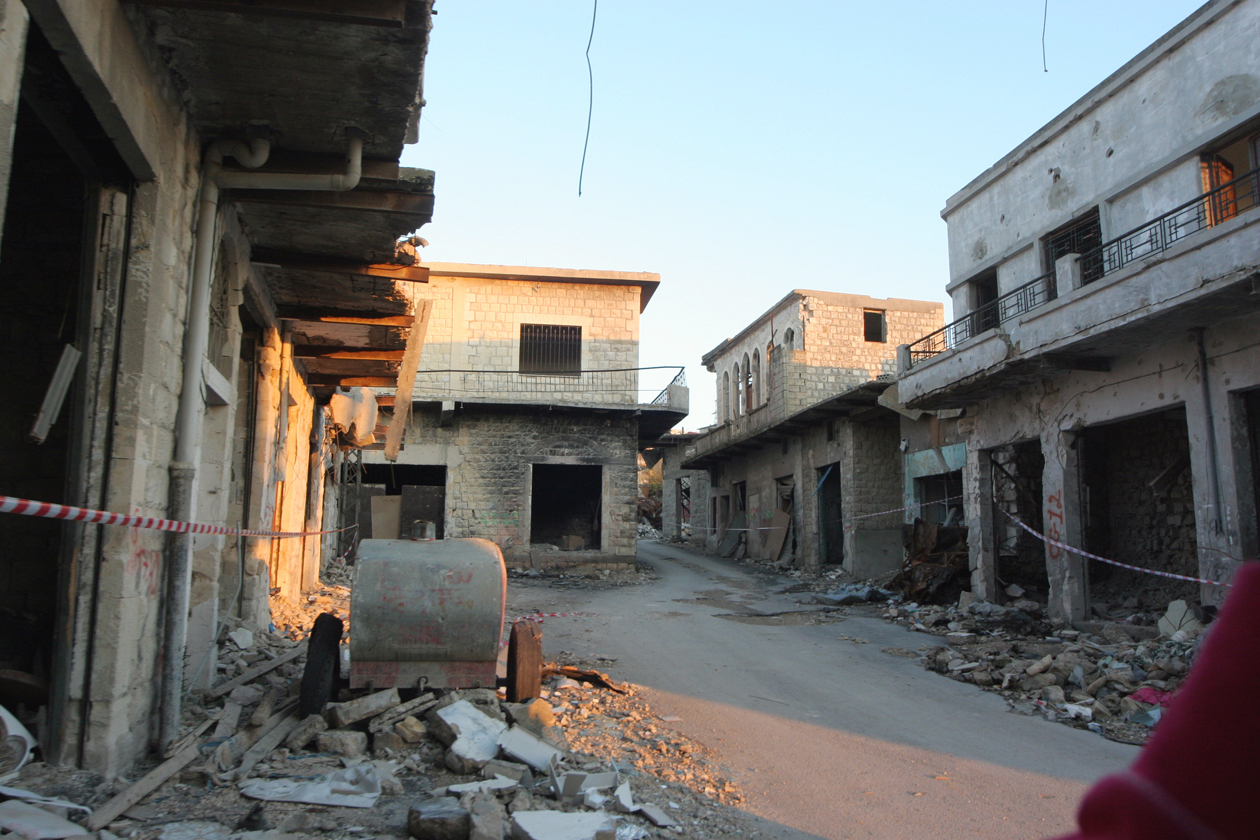 Landsbyen Bint Jbeil i Sør-Libanon. Båndene skal holde folk vekk fra udetonerte klasebomber inne i husene. Landsbyen Bint Jbeil i Sør-Libanon. Båndene skal holde folk vekk fra udetonerte klasebomber inne i husene.