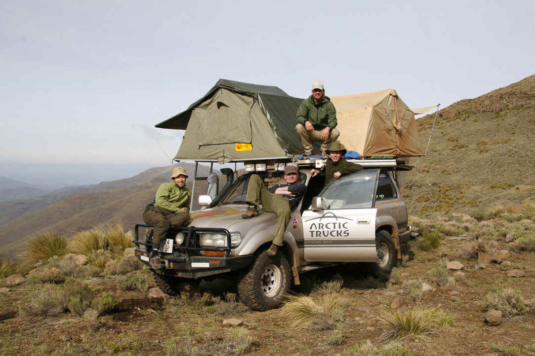 Wasafari-deltakerne med selvutløser: På taket sitter Henrik Andersen, og ved hans føtter f.v. Jardar Valand, Håvard Strøm og Marius Sekse.