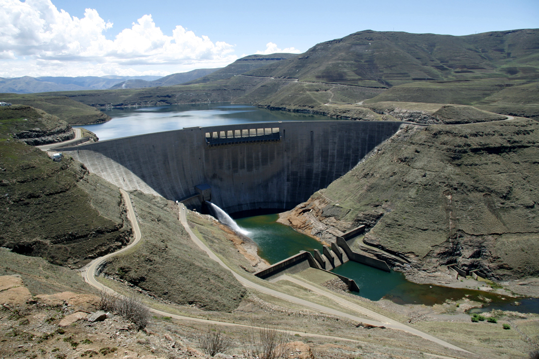 Katse dam. Kontrasten er stor mellom damkronen og landskapet rundt. Foto: Marius Sekse.